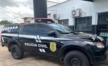 Padrasto é indiciado por estupro de vulnerável após espionar enteada durante o banho, diz polícia