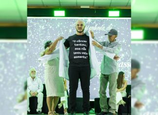 Estudante de medicina celebra Cerimônia do Jaleco com pai e mãe que sobreviveram ao câncer: ‘Lutamos juntos’