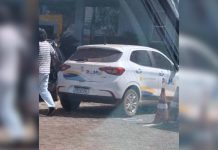 Carro de prefeitura é flagrado em vaga para idosos no mesmo dia de ação educativa sobre vagas preferenciais