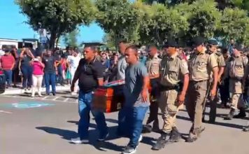 Militares prestam homenagem a policial que morreu após sofrer queimaduras ao fritar peixe; VÍDEO