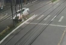Caminhonete em alta velocidade invade canteiro, arranca árvores e poste de energia; VÍDEO