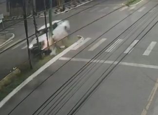 Caminhonete em alta velocidade invade canteiro, arranca árvores e poste de energia; VÍDEO
