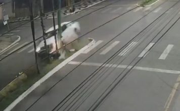 Caminhonete em alta velocidade invade canteiro, arranca árvores e poste de energia; VÍDEO