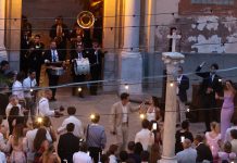 Dua Lipa divulga fotos de casamento com Callum Turner na Itália