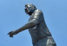 Estátua gigante de Pelé é instalada em cidade do México que receberá jogos da Copa do Mundo de 2026
