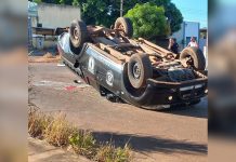 Viatura da Polícia Penal fica tombada após batida em cruzamento de Palmas