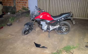 Dois homens morrem após fugir de abordagem policial e bater moto em poste, diz PM