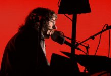 Tim Bernardes compõe e grava músicas novas enquanto fecha o ciclo do show do álbum ‘Mil coisas invisíveis’