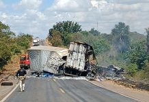 Corpos de vítimas de acidente entre carretas na BR-153, em Colinas do Tocantins, passa por exames para identificação