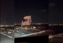 Caminhão derruba poste e grade de proteção e quase desce ribanceira no lago de Palmas