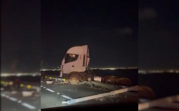 Caminhão derruba poste e grade de proteção e quase desce ribanceira no lago de Palmas