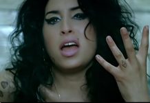 Pai de Amy Winehouse é condenado a pagar R$ 6 milhões em disputa sobre venda de objetos da cantora
