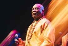 Lazzo Matumbi vive noite de rei ativista ao cantar compositores da Bahia na gravação do primeiro álbum audiovisual