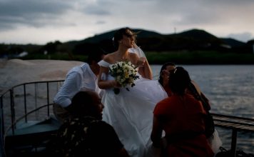 Após tempestade adiar cerimônia, noiva realiza casamento em praia no TO: ‘Tinha certeza que daria certo’