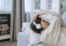 ‘Playlist da Fossa’: Por que sentimos necessidade de ouvir músicas tristes quando já estamos tristes?