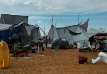 Temporal derruba barracas e assusta turistas em praia no Tocantins