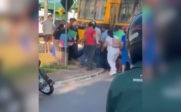 Mulher vai parar debaixo de ônibus após acidente e é resgatada com ajuda de pedestres no TO; VÍDEO