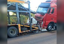 Acidente com carro prensado entre carretas deixa um morto na BR-153