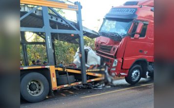 Acidente com carro prensado entre carretas deixa um morto na BR-153
