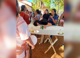Caso Gustavo: foto de mãe sob o caixão de menino morto na casa do pai comove a web