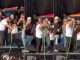 Sertanejo Henrique e Xand Avião aliviam o calor com banho no palco durante show em Palmas; VÍDEO
