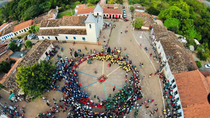 imagem-aerea-mostra-praca-da-matriz-de-nossa-senhora-da-natividade-durante-do-encontro-das-folias-do-divino-flavio-cavalera