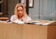 Lucy Davis, atriz do ‘The Office’ original, revela diagnóstico de câncer de mama incurável