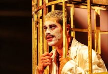 ‘Ópera do malandro’ de Chico Buarque se renova com cores vivas em montagem que mistura umbanda, Anitta e teatro clown