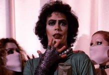 Tim Curry, de ‘Rocky Horror Picture Show’ e ‘Esqueceram de Mim 2’, morre aos 80 anos