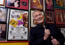 Bob Mackie, ‘estilista das estrelas’ que vestiu Madonna e Cher, morre aos 87 anos